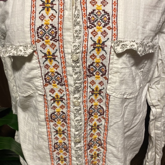 BKE White and Purple Embroidered Button-Up Shirt - Picture 5 of 10